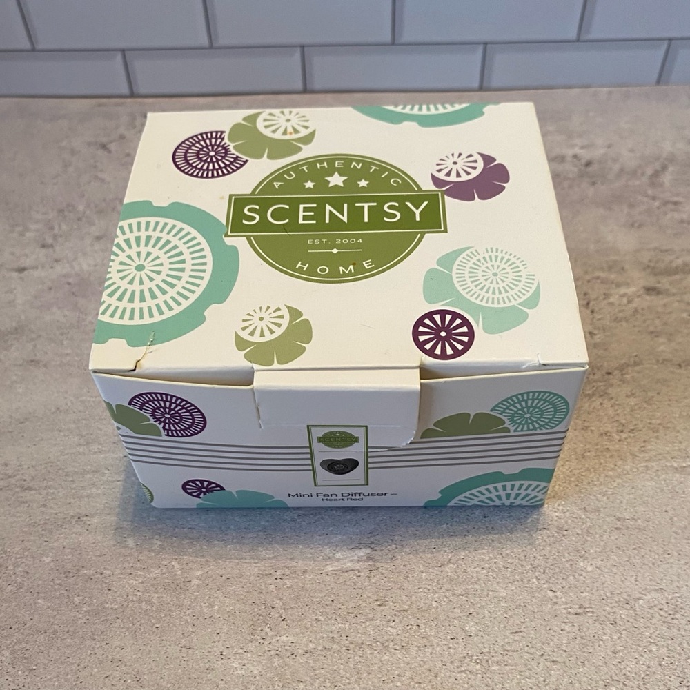 Retired Scentsy Heart Red Mini Fan Diffuser - Picture 2 of 8